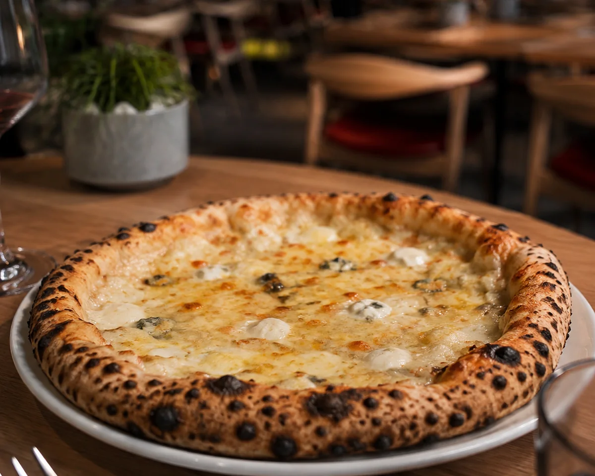 Pizza Quattro Formaggi, gorgonzola, taleggio, parmesan et fior di latte